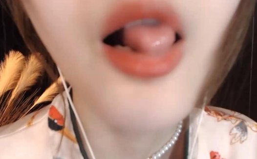 虎牙小太阳贼大 舔 吃手指